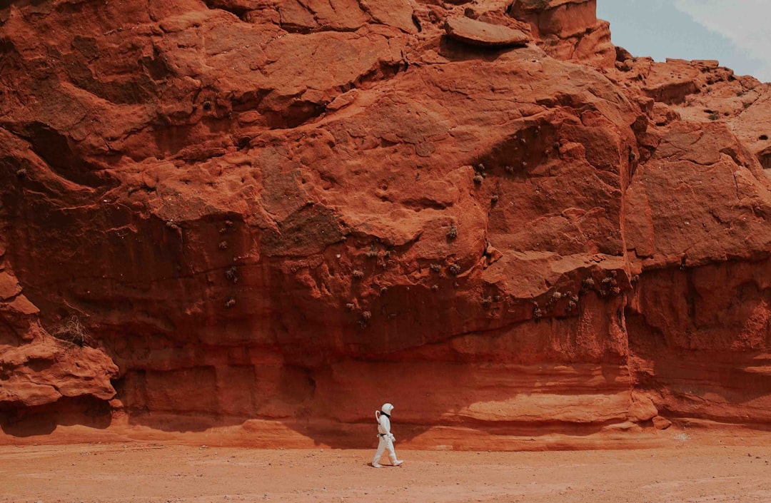 The Surprising Culprit Behind Mars Gully Formation Is Not Liquid Water - Space Portal featured image